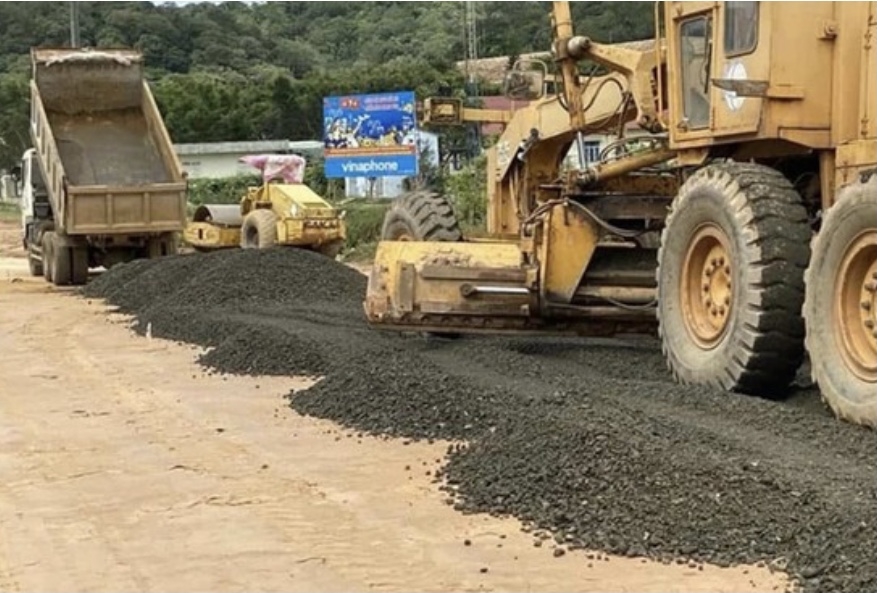 Tập trung thiết bị thi công tỉnh lộ 676, tỉnh Quảng Ngãi.