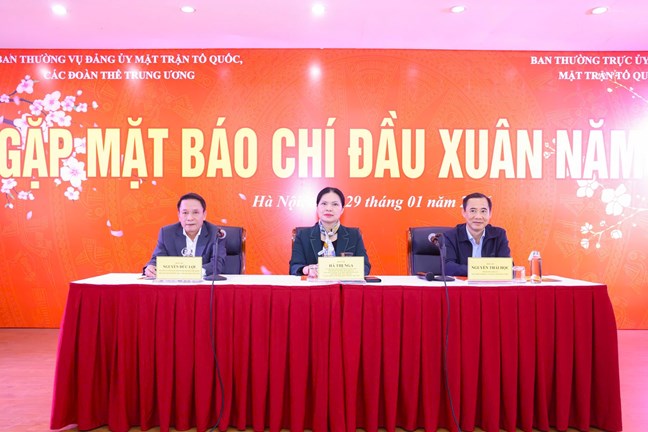 Phó Chủ tịch - Tổng Thư ký Ủy ban Trung ương Mặt trận Tổ quốc Việt Nam Việt Nam Hà Thị Nga và các đại biểu chủ trì cuộc gặp mặt. Ảnh: Mặt trận.