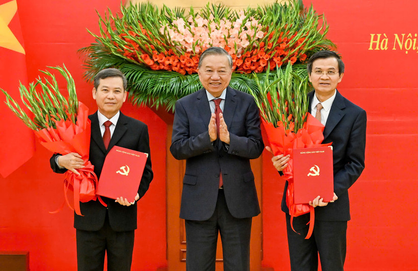 Tổng Bí thư Tô Lâm trao Quyết định của Bộ Chính trị và tặng hoa chúc mừng các đồng chí Lê Minh Trí và Đoàn Minh Huấn. Ảnh: Nhân Dân