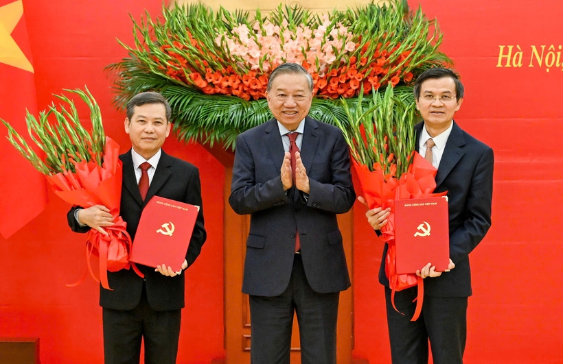 Tổng Bí thư Tô Lâm trao Quyết định của Bộ Chính trị và tặng hoa chúc mừng các đồng chí Lê Minh Trí và Đoàn Minh Huấn. Ảnh: Nhân Dân