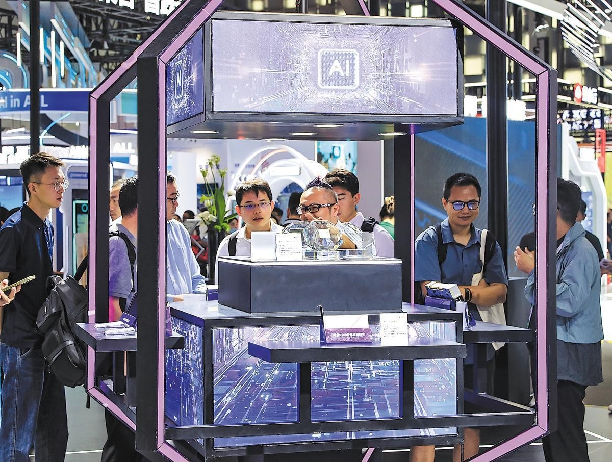 Khách tham dự Hội nghị Trí tuệ Nhân tạo Thế giới bày tỏ sự quan tâm lớn đối với các chip AI do MetaX - công ty chip có trụ sở tại Thượng Hải - sản xuất. Ảnh: Shi Hua/China Daily