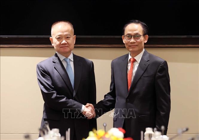 Bộ trưởng Bộ Ngoại giao Lê Hoài Trung hội đàm với đặc phái viên của Tổng Bí thư, Chủ tịch nước Trung Quốc Tập Cận Bình, đồng chí Lưu Hải Tinh. Ảnh: TTXVN