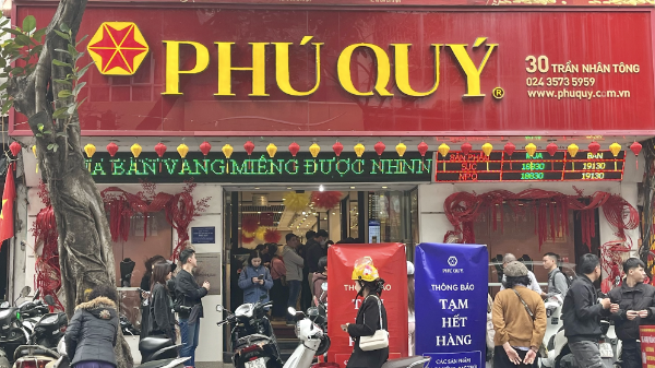 Bạc vật chất khan hiếm, khách xếp hàng chờ giao sau