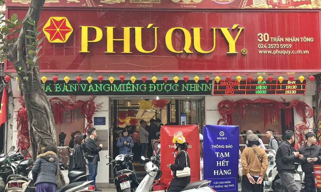 Bạc vật chất khan hiếm, khách xếp hàng chờ giao sau