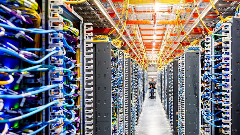 Một kỹ thuật viên làm việc tại trung tâm dữ liệu AI của Amazon Web Services ở New Carlisle, bang Indiana, Mỹ. Ảnh: Reuters/Noah Berger