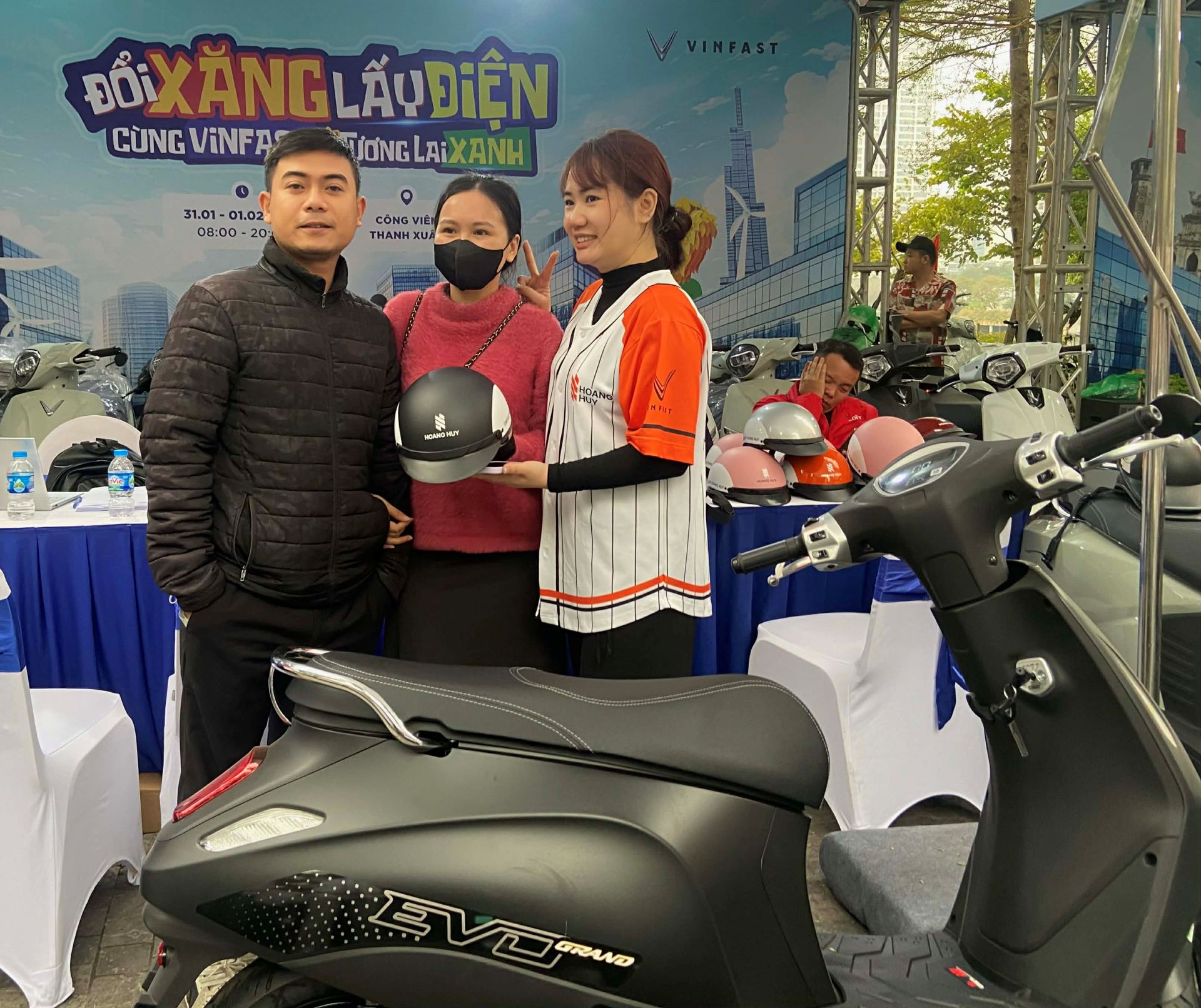 Anh Lê Quang Vũ bên cạnh chiếc Evo Grand được chốt mua ngay tại sự kiện. Ảnh: VinFast.