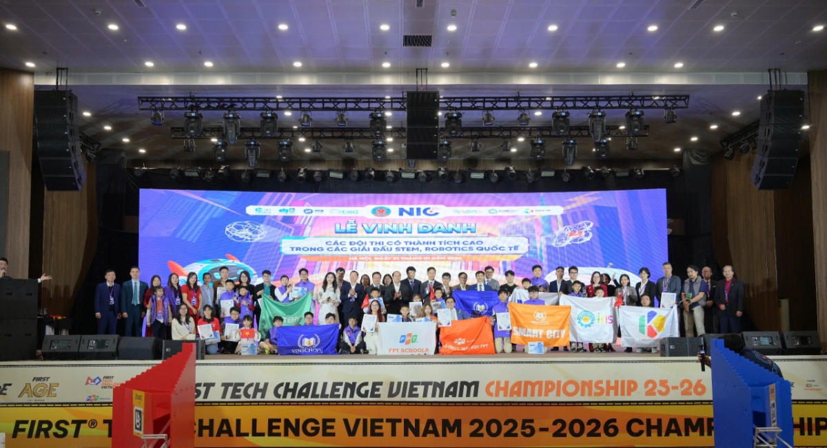 Lễ vinh danh các đội thi, huấn luyện viên có thành tích cao trong các cuộc thi, giải đấu STEM, Robotics quốc tế trong năm 2025.