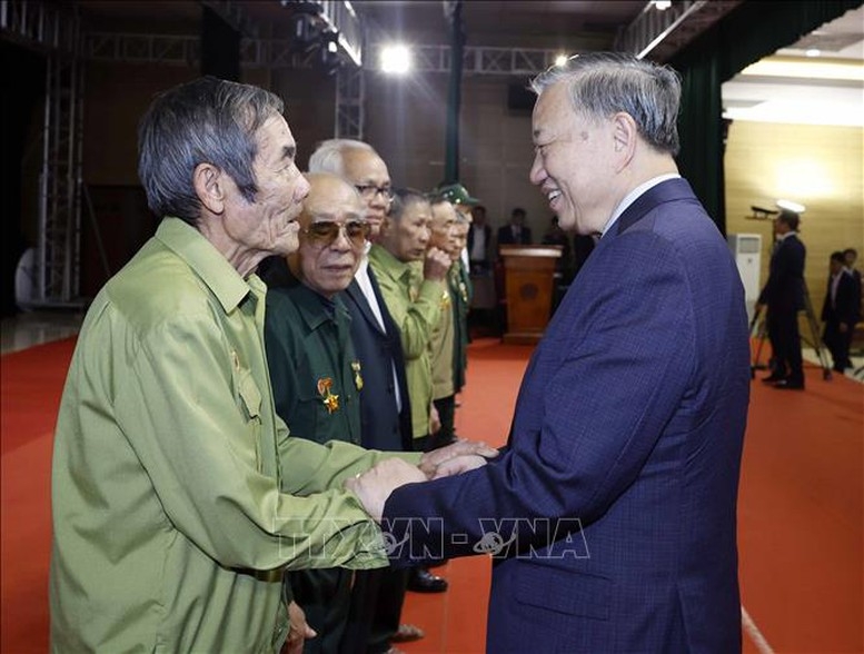 Tổng Bí thư Tô Lâm tặng quà cho các gia đình chính sách - Ảnh: TTXVN.