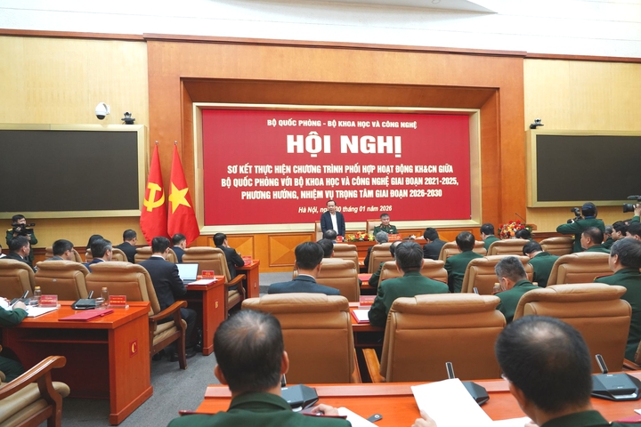 Ủy viên Trung ương Đảng, Thứ trưởng Thường trực Bộ Khoa học và Công nghệ, Vũ Hải Quân và Ủy viên Trung ương Đảng, Thứ trưởng Bộ Quốc phòng, Thượng tướng Nguyễn Văn Hiền đồng chủ trì Hội nghị.