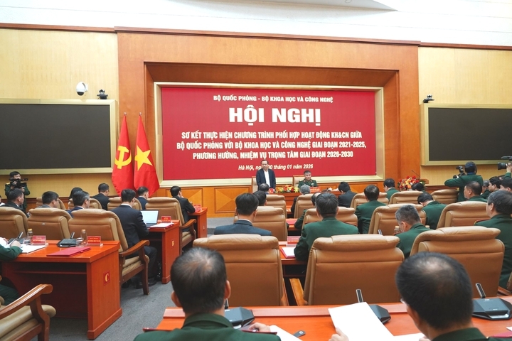 Ủy viên Trung ương Đảng, Thứ trưởng Thường trực Bộ Khoa học và Công nghệ, Vũ Hải Quân và Ủy viên Trung ương Đảng, Thứ trưởng Bộ Quốc phòng, Thượng tướng Nguyễn Văn Hiền đồng chủ trì Hội nghị.