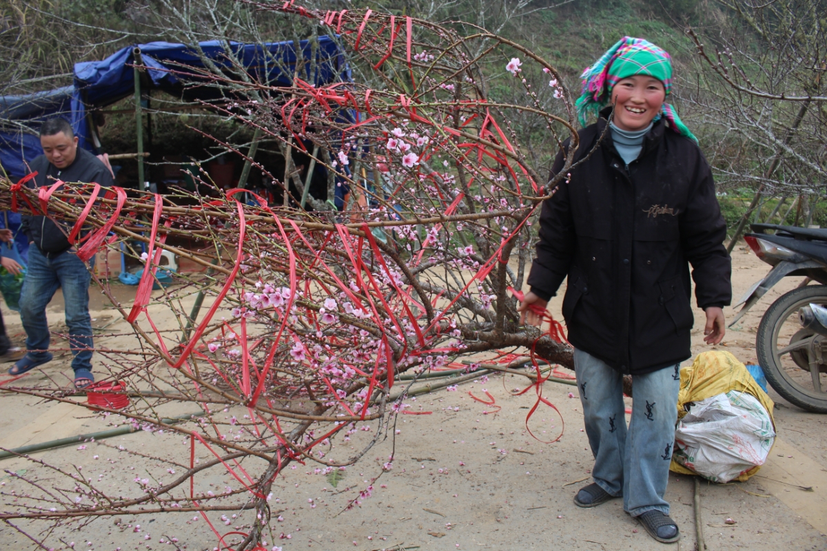 Nụ cười của Phụ nữ người Mông bán đào ở chợ đào Tả Phìn, Lào Cai. Ảnh: Chu Khôi.