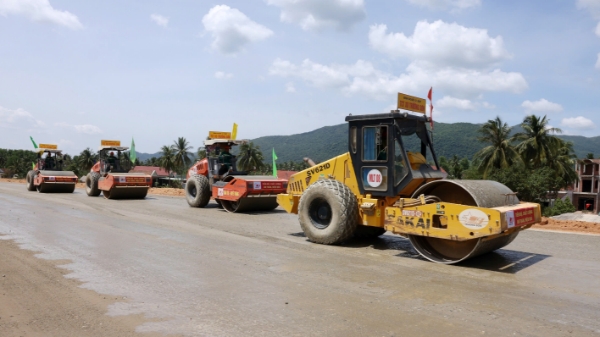 Đẩy nhanh hạ tầng chiến lược, phấn đấu tăng trưởng từ 10% trong năm 2026