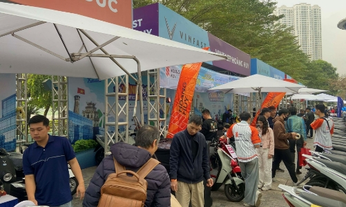 Người dân Hà Nội đồng loạt chốt mua xe máy điện “ngay và luôn” tại sự kiện “Đổi xăng lấy điện”