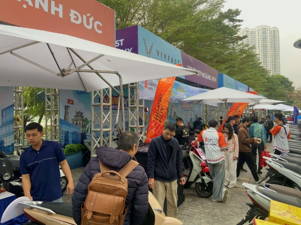 Khu vực tư vấn và trải nghiệm xe máy điện tại sự kiện thu hút đông đảo người dân tham gia. Ảnh:&nbsp;VinFast.