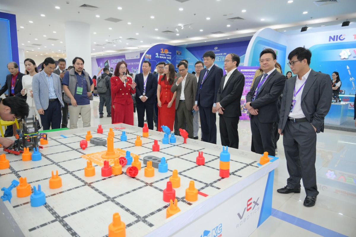 Hệ sinh thái STEM bao gồm các phòng học và khu trải nghiệm nhằm định hình phương pháp giảng dạy và học tập STEM.