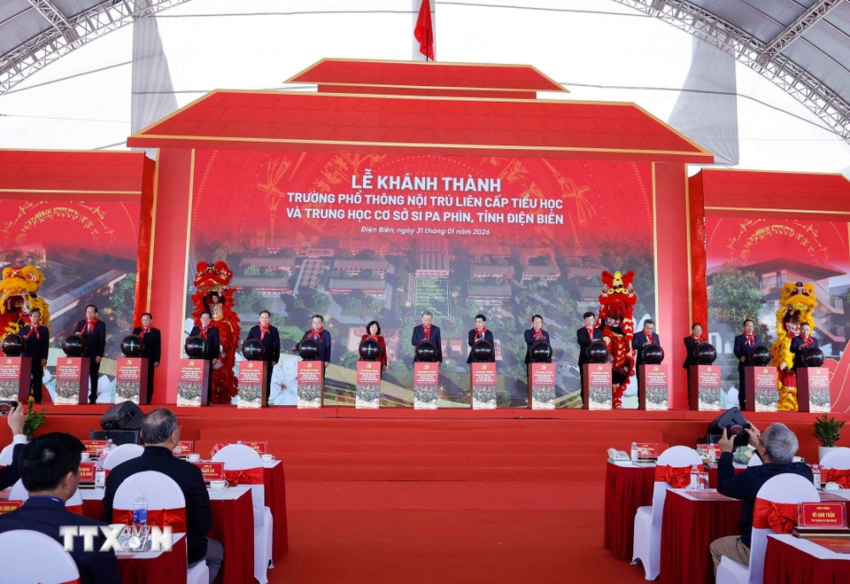 Tổng Bí thư Tô Lâm và đại biểu thực hiện nghi thức khánh thành Trường Phổ thông nội trú liên cấp Tiểu học và Trung học Cơ sở Si Pa Phìn. Ảnh: TTXVN.