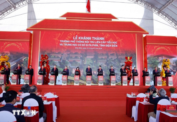 Tổng Bí thư Tô Lâm và đại biểu thực hiện nghi thức khánh thành Trường Phổ thông nội trú liên cấp Tiểu học và Trung học Cơ sở Si Pa Phìn. Ảnh: TTXVN.