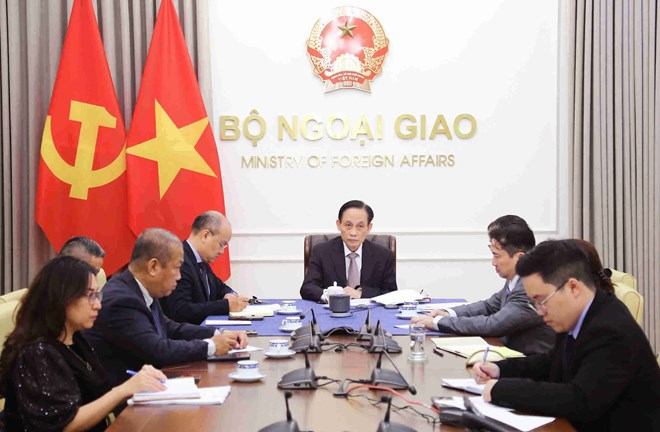 Ủy viên Bộ Chính trị, Bộ trưởng Ngoại giao Lê Hoài Trung điện đàm với Bộ trưởng Ngoại giao Cộng hòa Bolivar Venezuela Yván Gil Pinto. Ảnh: Bộ Ngoại giao.