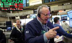 S&P 500 giảm 3 phiên liên tiếp, giá dầu giữ gần đỉnh 6 tháng