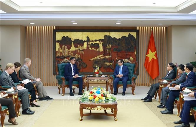 Thủ tướng Phạm Minh Chính tiếp ông Johan Ndisi, Đại sứ Vương quốc Thụy Điển tại Việt Nam và ông Dennis Nobelius (hàng đầu bên trái), Tổng giám đốc Tập đoàn Syre (Thụy Điển). Ảnh: TTXVN.