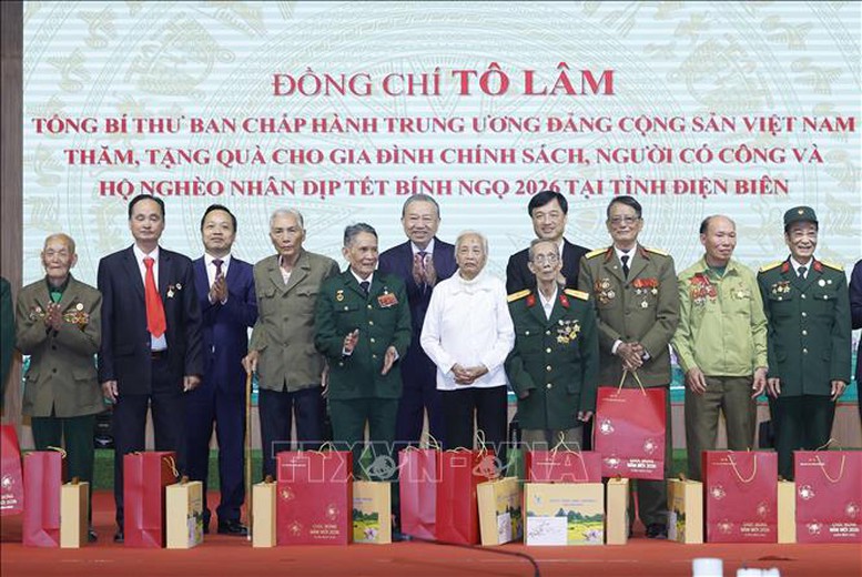Tổng Bí thư Tô Lâm tặng quà cho các gia đình chính sách tỉnh Điện Biên - Ảnh: TTXVN.