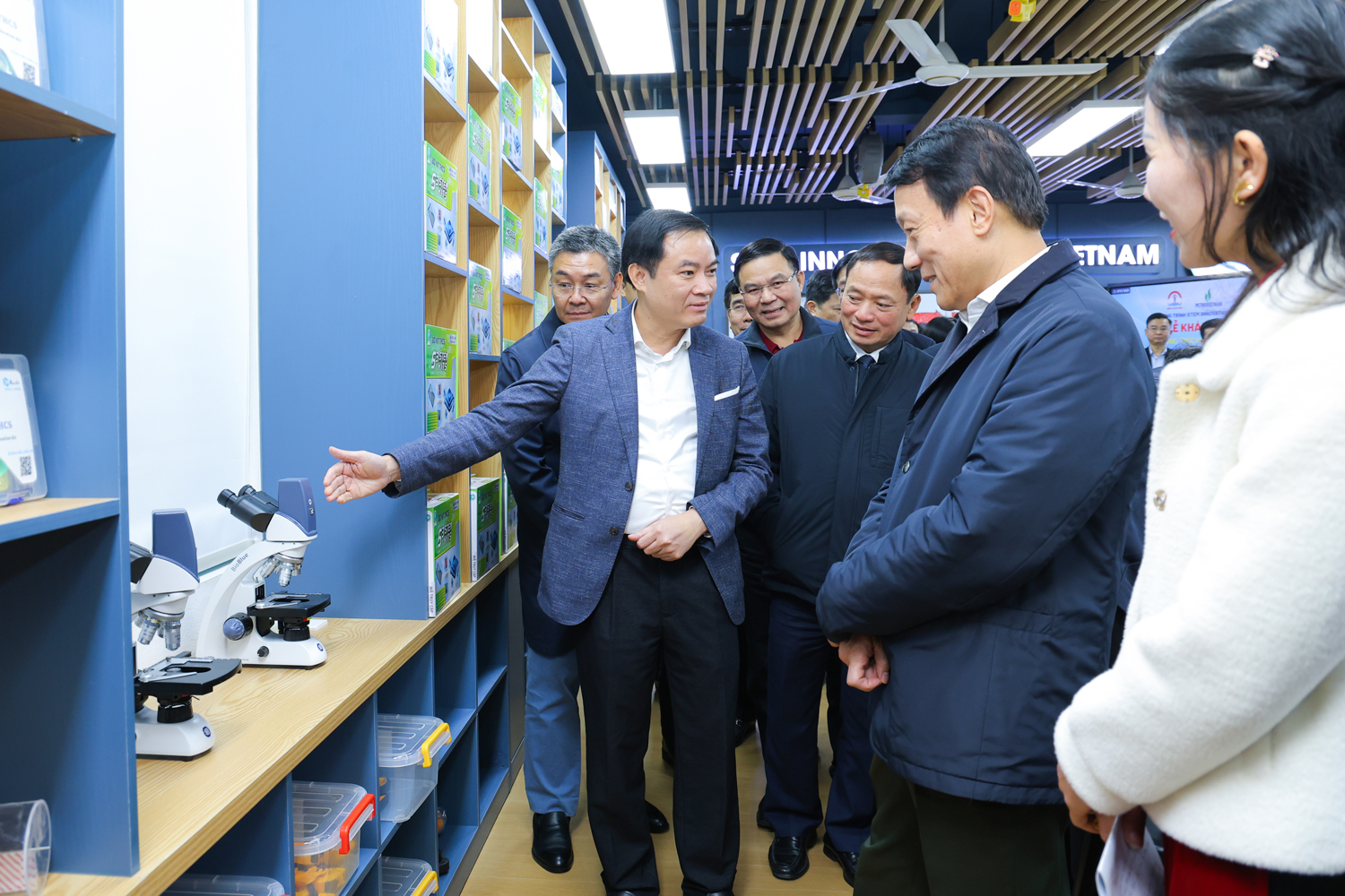 Đồng chí Lê Ngọc Sơn, Bí thư Đảng ủy, Chủ tịch HĐTV Petrovietnam giới thiệu Lãnh đạo Bộ Công an, Bộ Công Thương về chương trình STEM Innovation Petrovietnam. Ảnh: Petrovietnam.
