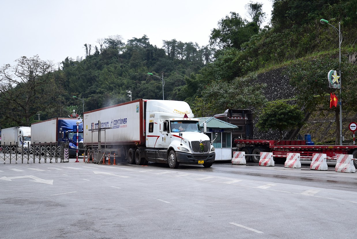 Nhiều xe hàng ách tắc tại cửa nhập khẩu