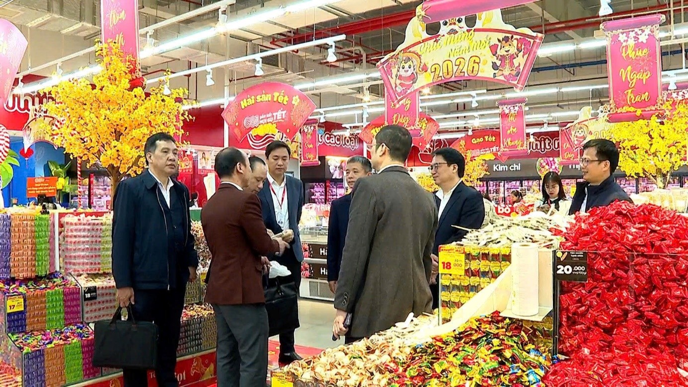 Đoàn kiểm tra liên ngành Trung ương do Cục An toàn thực phẩm (Bộ Y tế) chủ trì, kiểm tra công tác bảo đảm an toàn thực phẩm trong dịp Tết Bính Ngọ tại tỉnh Lào Cai. Ảnh: VFA.