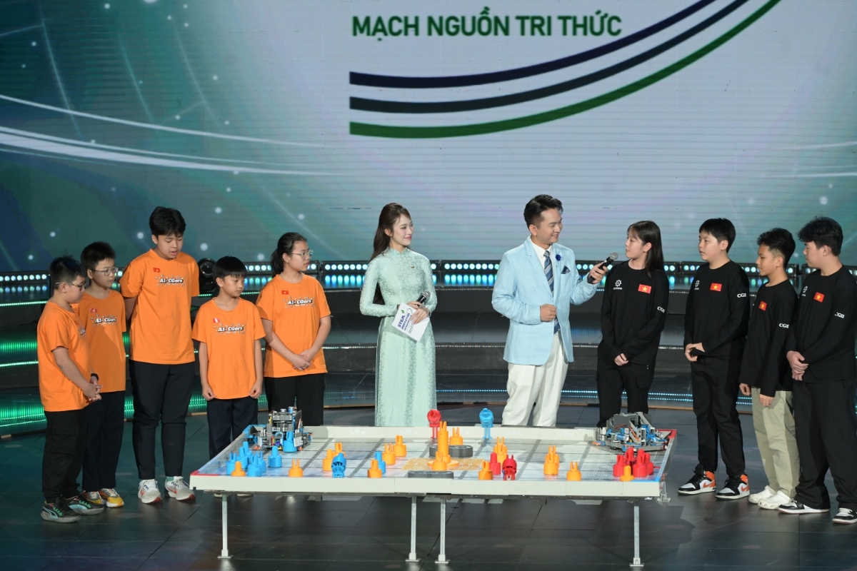 Em Tô Bảo An, học sinh Trường THCS Cầu Giấy, kể lại hành trình cùng đội tham dự Chung kết Giải vô địch VEX Robotics Châu Á mở rộng 2025 tại Trung Quốc. Ảnh:&nbsp;Petrovietnam.