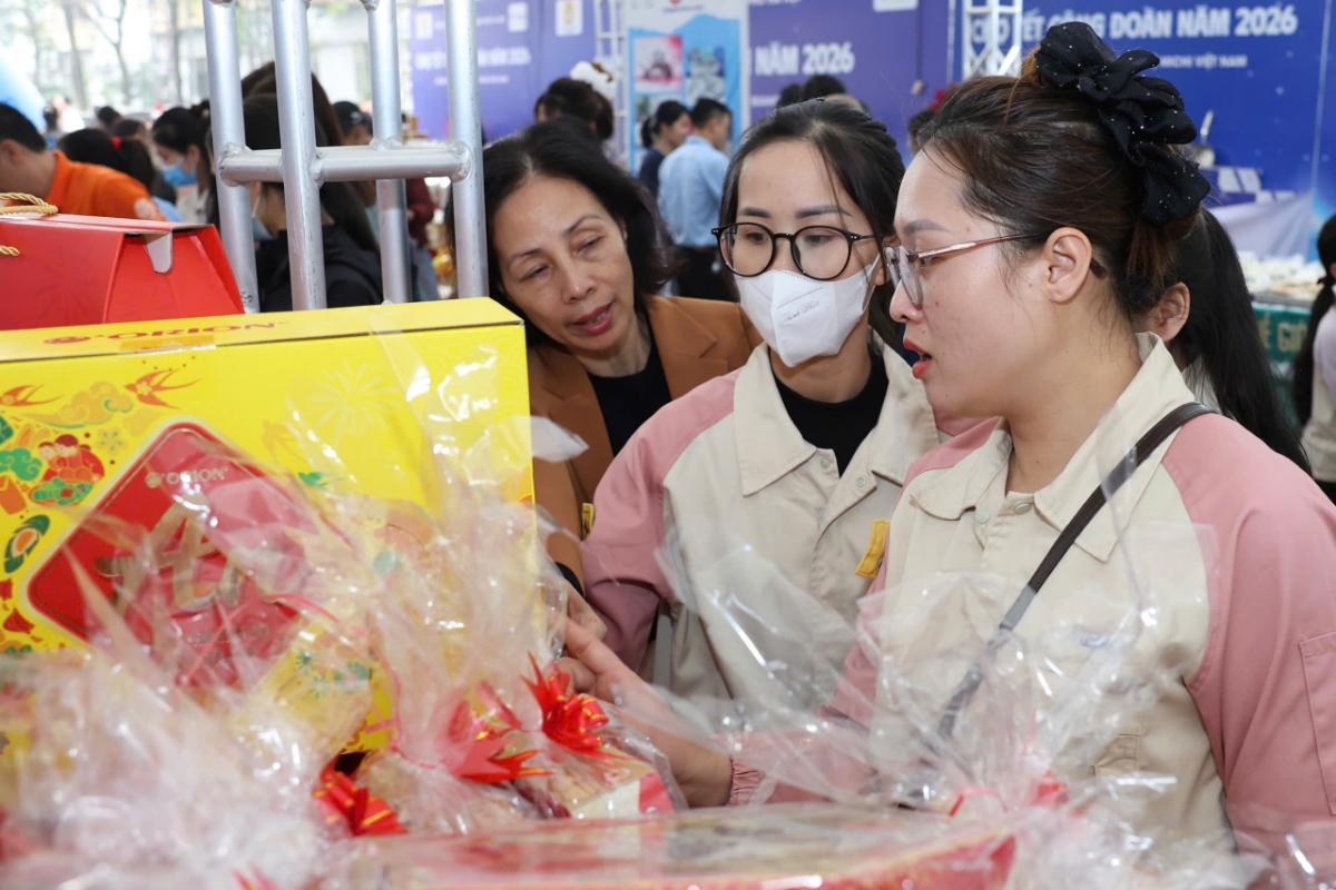 Công nhân mua sắm tại Chợ Tết Công đoàn. Ảnh: Ngọc Ánh.