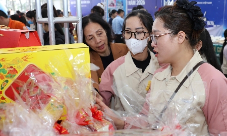 Công nhân mua sắm tại Chợ Tết Công đoàn. Ảnh: Ngọc Ánh.