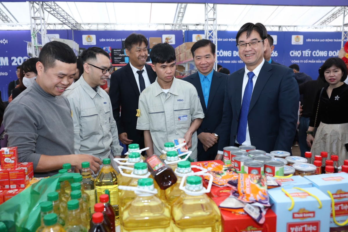 Các mặt hàng thiết yếu được bày bán tại chợ. Ảnh: N.A.&nbsp;