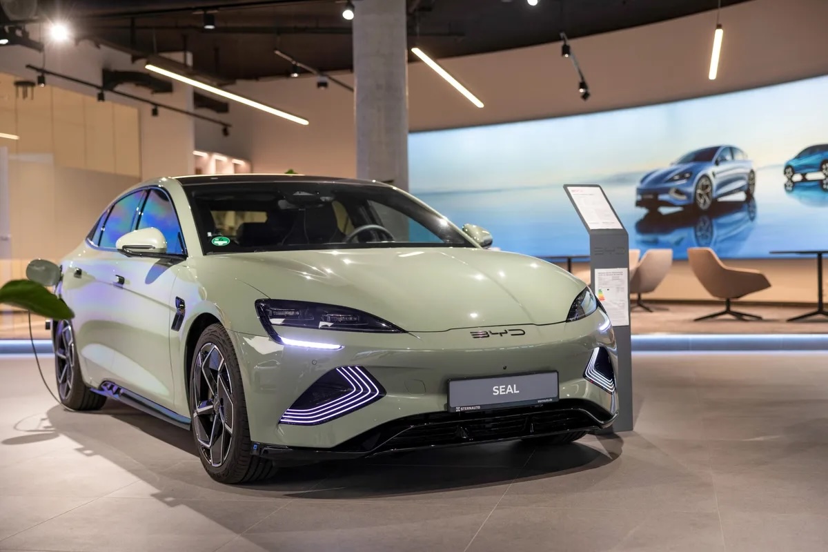 <i>Một chiếc xe điện BYD Seal tại đại lý BYD Co. ở Berlin, Đức. Ảnh: Bloomberg.</i>