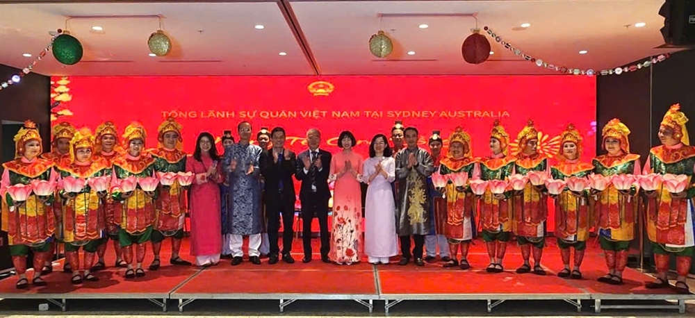 Tổng Lãnh sự Việt Nam tại Sydney cùng lãnh đạo thành phố Huế chụp ảnh lưu niệm cùng đoàn nghệ thuật tại buổi biểu diễn.