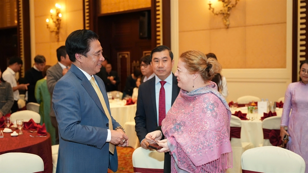 Chủ tịch UBND thành phố Huế Nguyễn Khắc Toàn trao đổi với Bà Tổng Lãnh sự quán Liên bang Nga ở Đà Nẵng, Mariia Mizonova