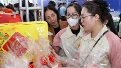 Hanoi workers enjoy discounted shopping at 2026 "Trade Union Tet Market"