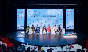 Các chuyên gia và lãnh đạo doanh nghiệp chia sẻ tại sự kiện VMCC Táo MarCom 2025 diễn ra tại Hà Nội ngày 31/1. 