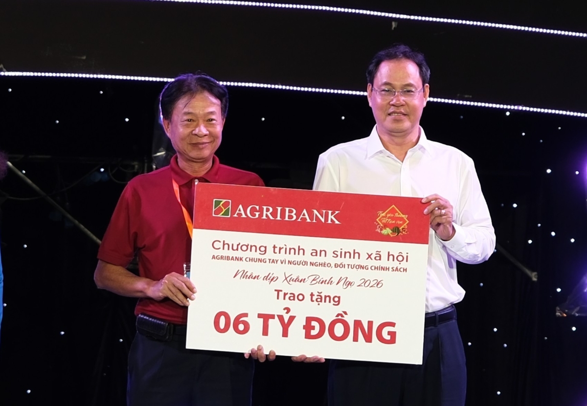 Đồng chí Phạm Trung Kiên - Phó Trưởng Văn phòng Đại diện Agribank khu vực miền Nam trao bảng tượng trưng tặng kinh phí an sinh xã hội trên địa bàn TP.HCM.&nbsp;Ảnh:&nbsp;Agribank.
