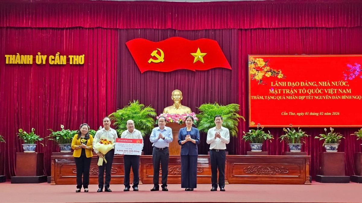Trước sự chứng kiến của Chủ tịch Quốc hội Trần Thanh Mẫn và lãnh đạo Thành phố Cần Thơ, đại diện Agribank trao tặng 4 tỷ đồng hỗ trợ công tác an sinh xã hội của Thành phố Cần Thơ.&nbsp;Ảnh:&nbsp;Agribank.