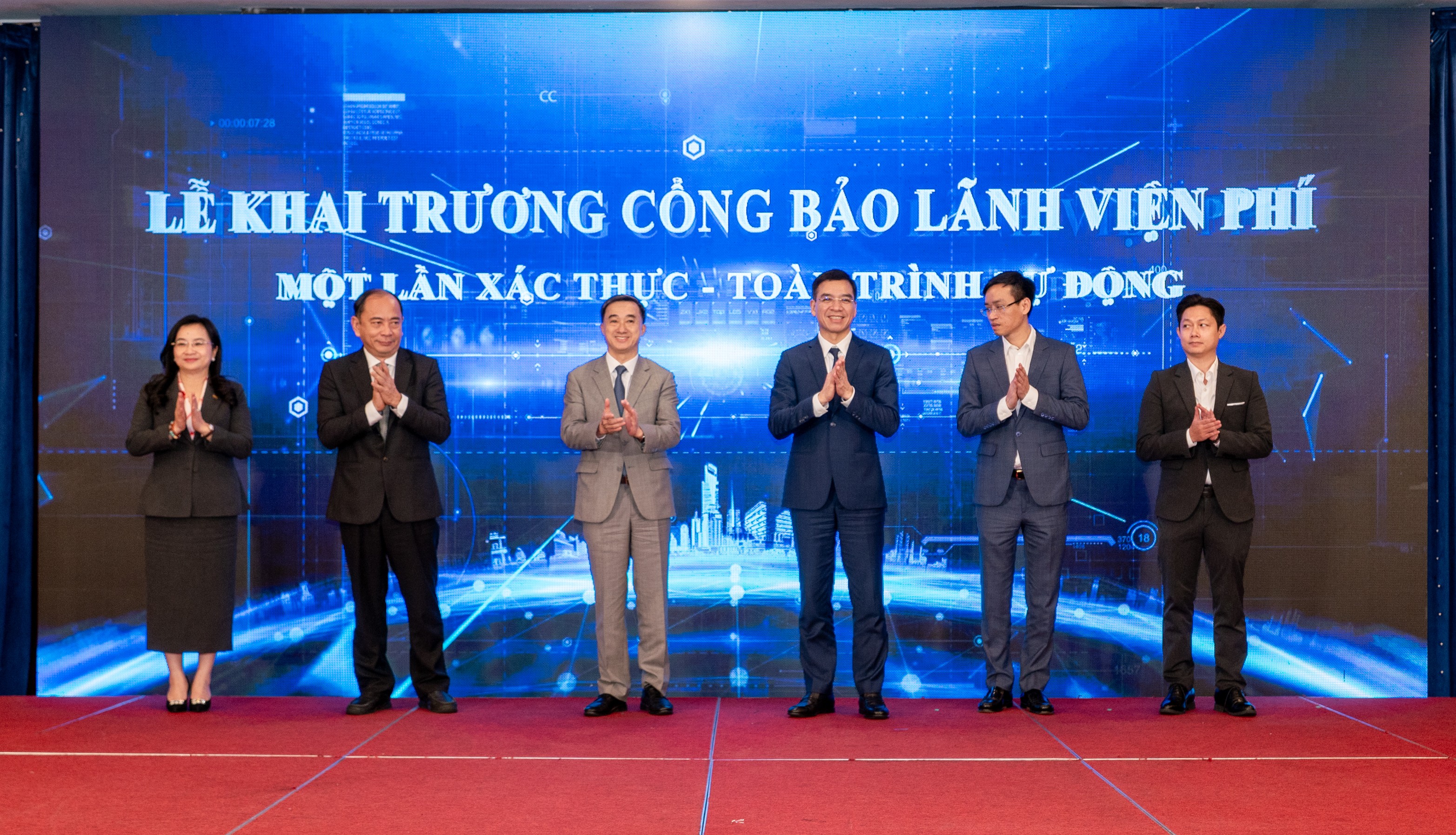 Dịp này, Cục Quản lý khám chữa bệnh đã khai trương Cổng bảo lãnh viện phí (Các đại biểu thực hiện nghi thức khai trương).