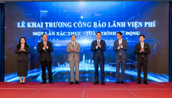 Dịp này, Cục Quản lý khám chữa bệnh đã khai trương Cổng bảo lãnh viện phí (Các đại biểu thực hiện nghi thức khai trương).