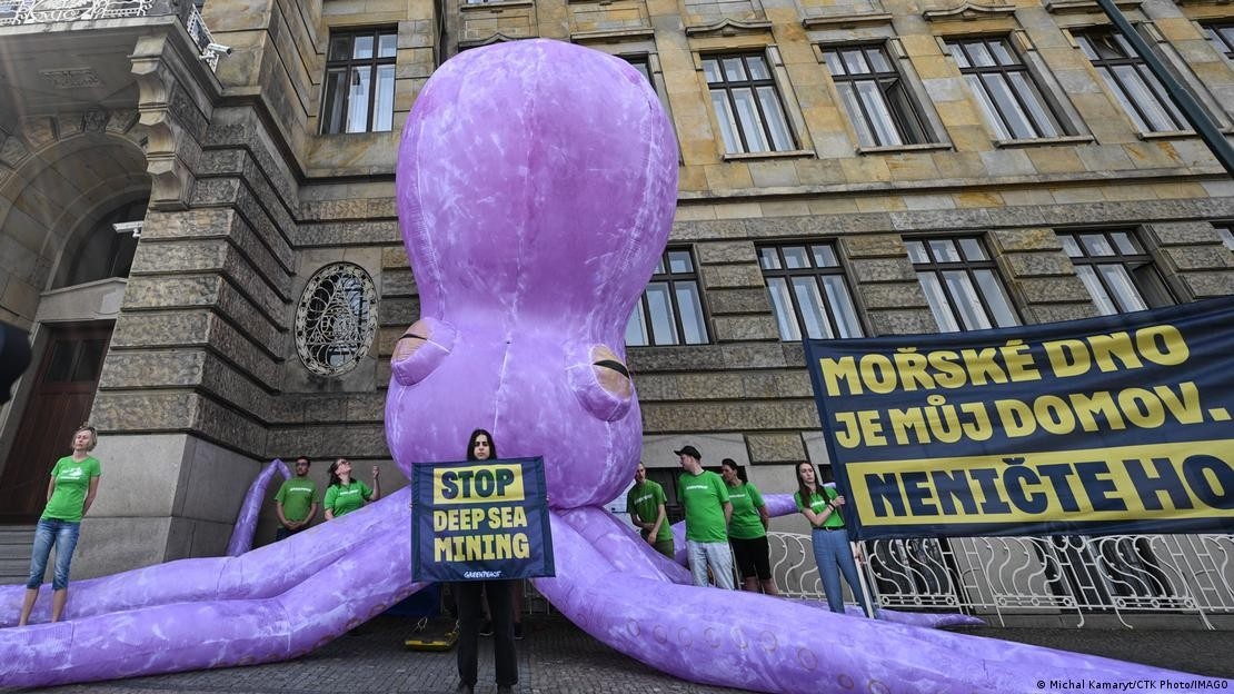 Các chuyên gia cho rằng công chúng có thể gây áp lực buộc chính phủ thoái vốn quỹ hưu trí khỏi các công ty liên quan đến khai thác khoáng sản biển sâu. Ảnh: Michal Kamaryt/CTK Photo/IMAGO