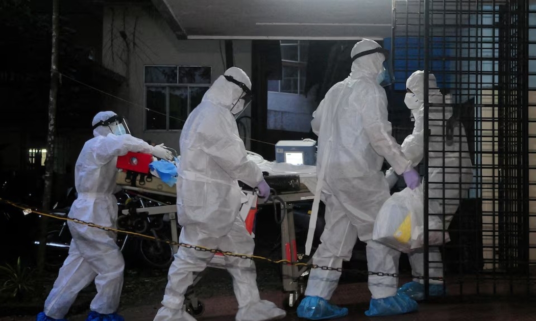 Một bệnh nhân được các bác sĩ xác định mắc virus Nipah được chuyển vào phòng chăm sóc tích cực (ICU) của khu cách ly điều trị Nipah tại Trường Cao đẳng Y khoa Kozhikode, quận Kozhikode, bang Kerala, miền nam Ấn Độ. Ảnh: Reuters/CK Thanseer.