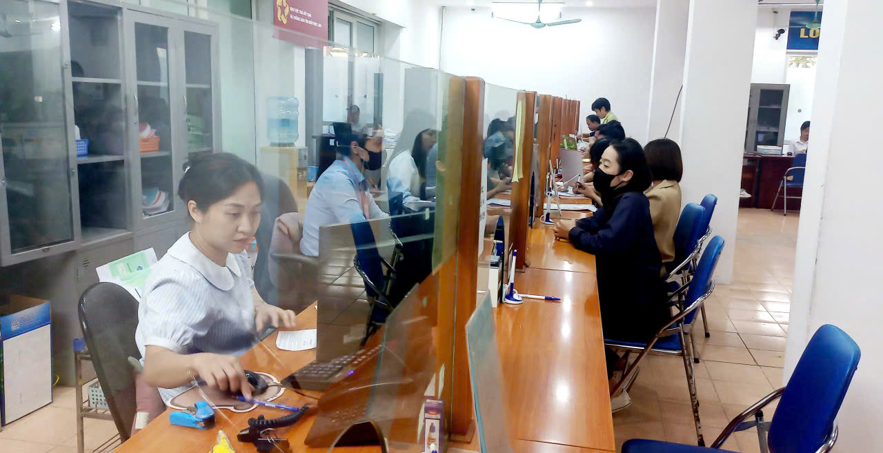 Giải quyết chế độ bảo hiểm thất nghiệp cho người lao động tại Hà Nội. Ảnh: Nhật Dương.