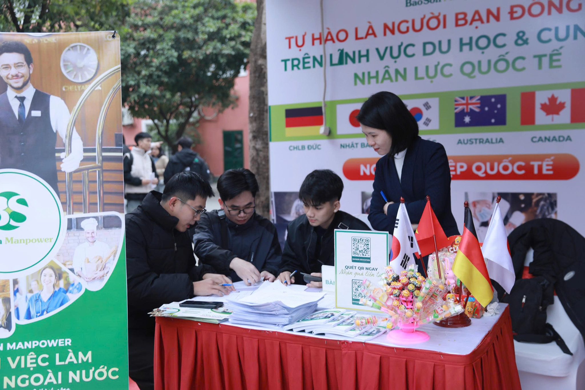 Tư vấn tuyển dụng cho sinh viên. Ảnh: TH.