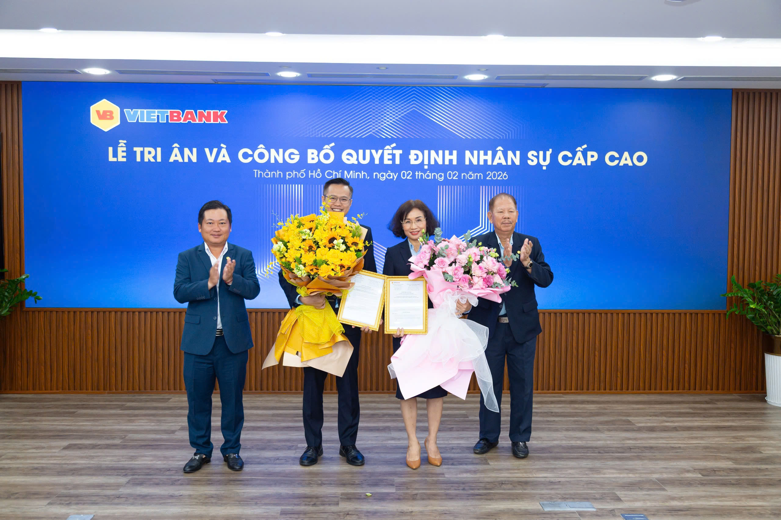 Hội đồng Quản trị Vietbank trao quyết định bổ nhiệm cho ông Lê Thanh Quý Ngọc và Bà Trần Thị Ngọc Lý.
