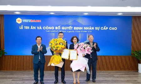 Hội đồng Quản trị Vietbank trao quyết định bổ nhiệm cho ông Lê Thanh Quý Ngọc và Bà Trần Thị Ngọc Lý.
