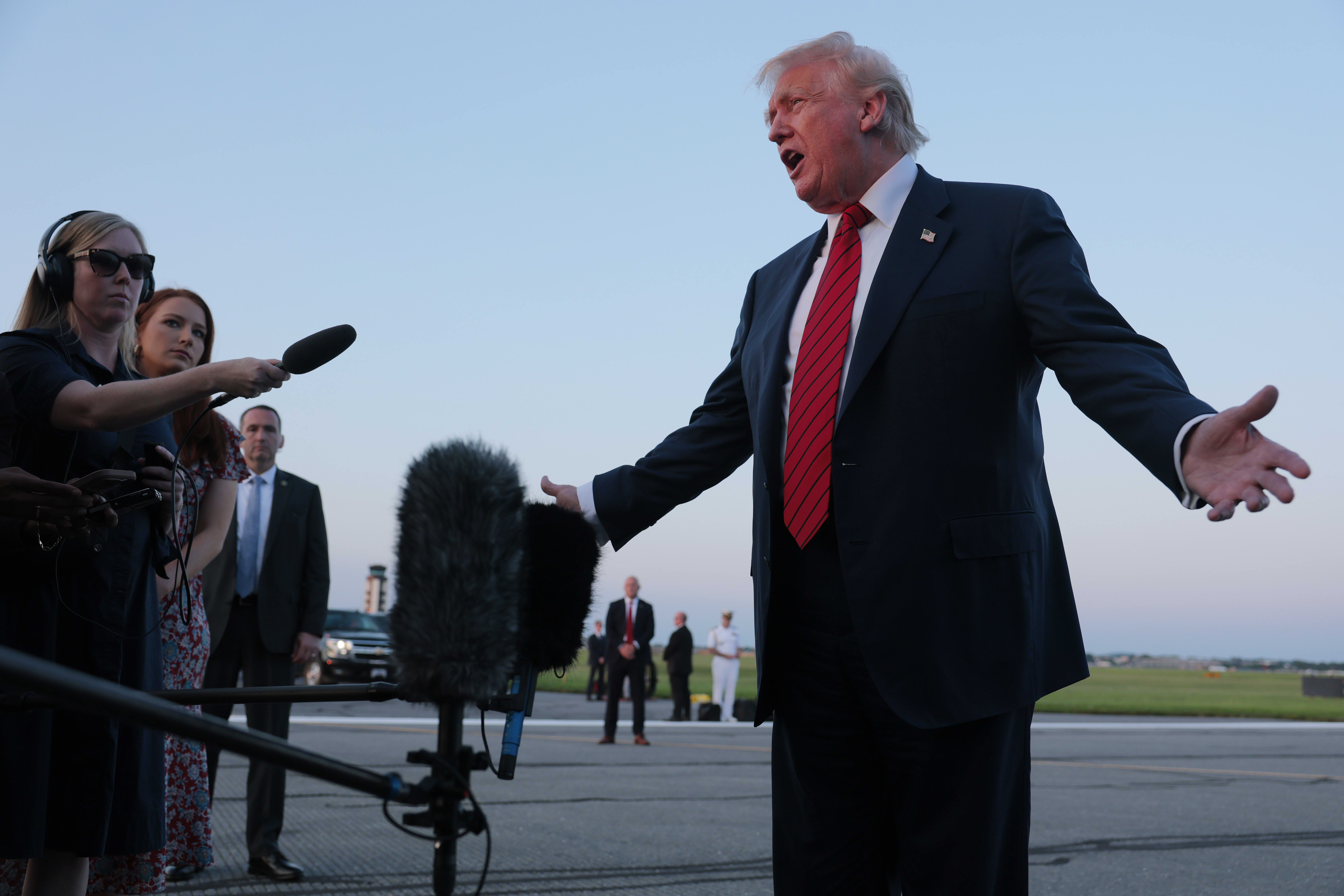 Tổng thống Mỹ Donald Trump trong một cuộc trả lời phỏng vấn báo chí - Ảnh: CNBC.