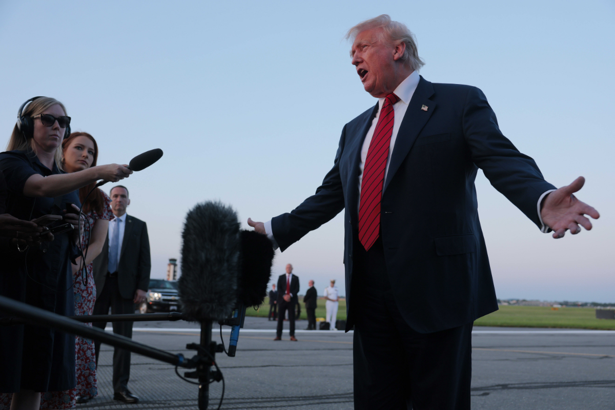 Tổng thống Mỹ Donald Trump trong một cuộc trả lời phỏng vấn báo chí - Ảnh: CNBC.