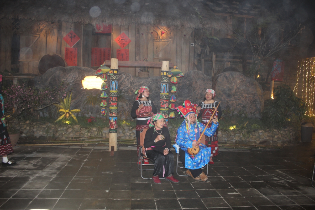 Nghệ nhân thiểu số ở Sa Pa biểu diễn tiết mục truyền thống. Ảnh: Chu Khôi.